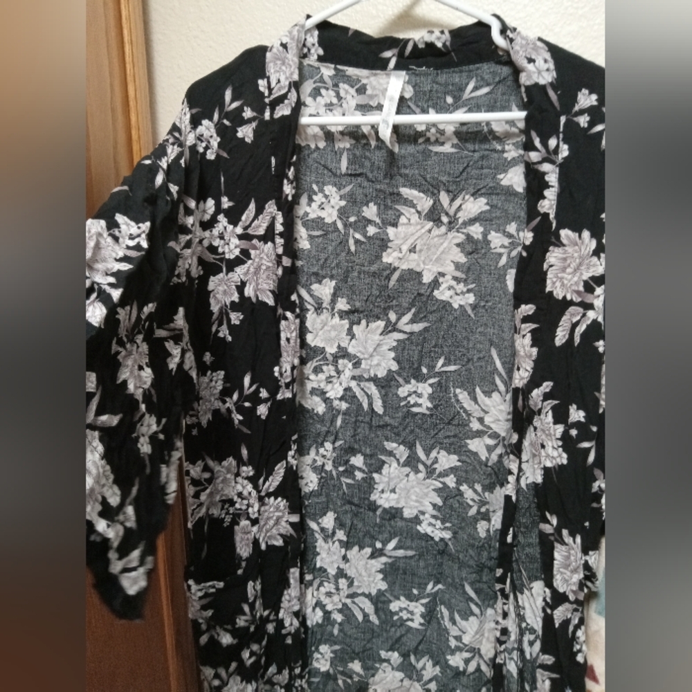 Spiritual Gangster OS beautiful Monochrome floral kimono